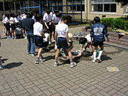 JAの指導で種まきの準備をする越谷小学校の児童ら