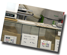 店内にはお米、野菜、花など盛りだくさん